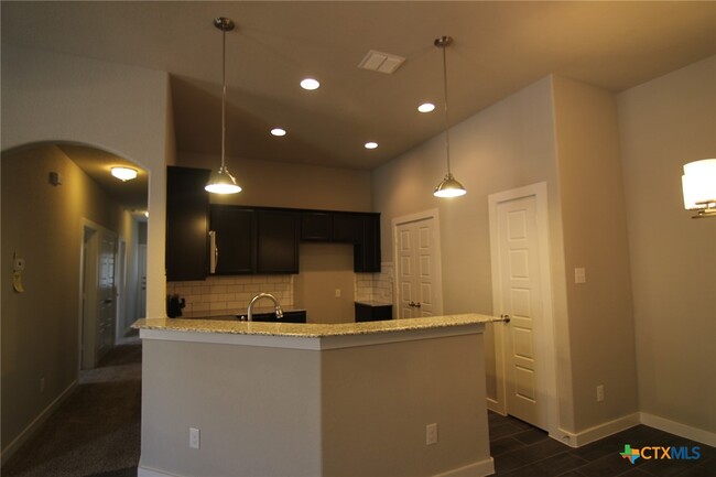 Building Photo - 542 Creekside Frst