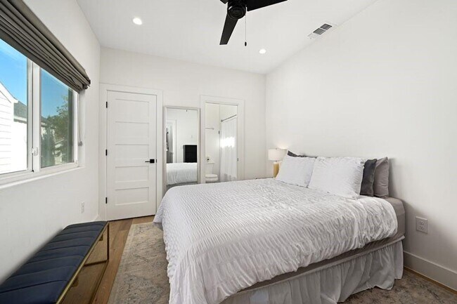 Building Photo - Best free standing 2 bed 2 bath House in great location