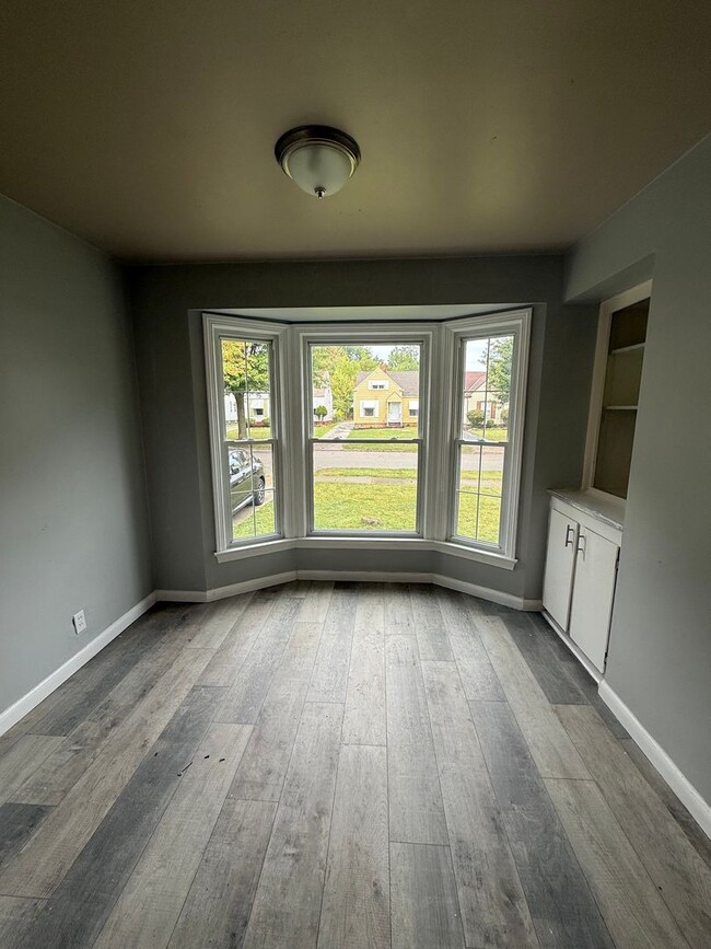 Building Photo - Maple Heigjts 3 bedroom Single Water/Sewer...