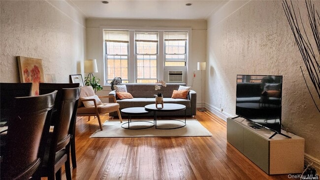 Building Photo - 4 Maple Dr