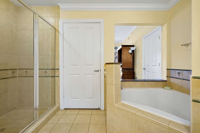 Building Photo - "Beautifully Furnished 3-Bedroom Condo in Desirable Heritage Crossing"