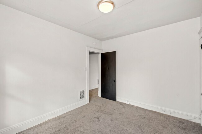 Building Photo - 1024 Steuben St