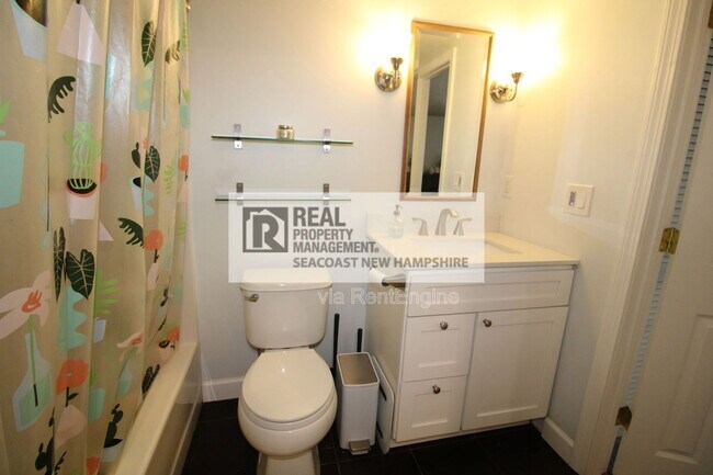 Building Photo - 203 Piscassic St