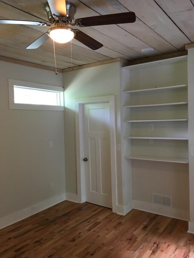 Building Photo - 10 Highland Lake Drive-Flat Rock Cottage-N...