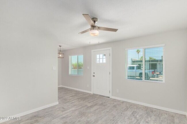 Building Photo - TERRIFIC 2 BEDROOMS 1 BATH SINGLE LEVEL UN...