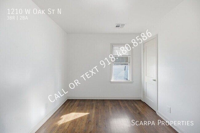 Building Photo - 1210 W Oak St