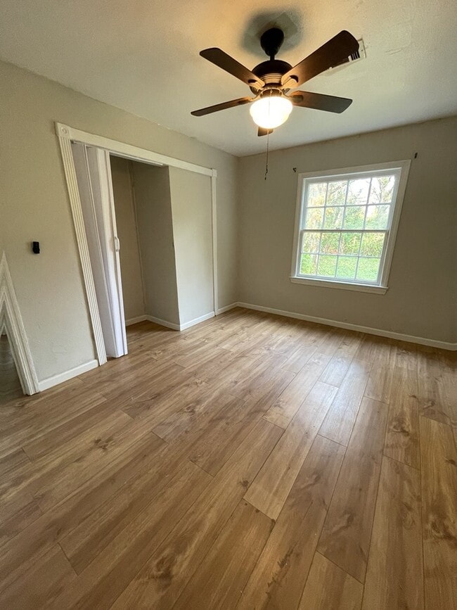 Building Photo - 732 Cedarhurst Rd