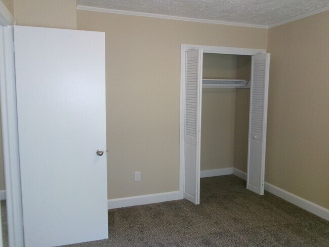 Building Photo - 3 bedroom, 1 bath home conveniently locate...