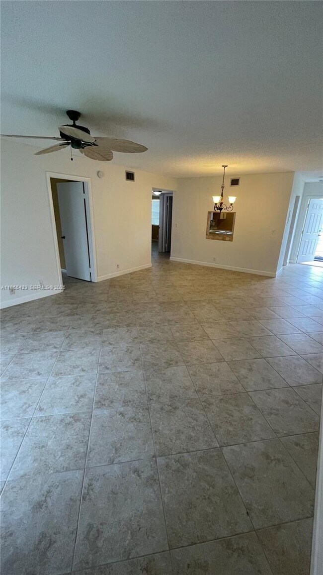 Building Photo - 110 Lake Meryl Dr