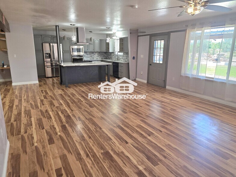 Building Photo - 999 Castlewood Dr