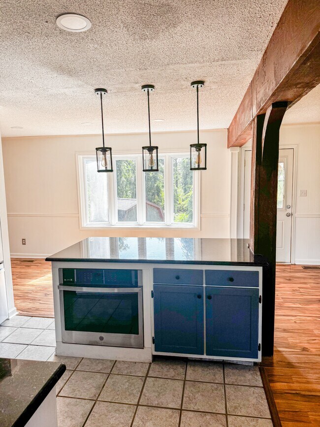 Building Photo - 5815 Permastone Lake Rd