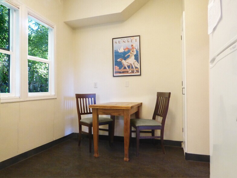 Seating area, table chairs included if you wish - 1114 SE 30th Ave