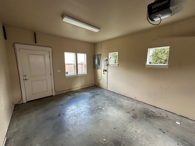 Building Photo - Vaulted Ceilings & Loft – Charming 3 Bedroom Home