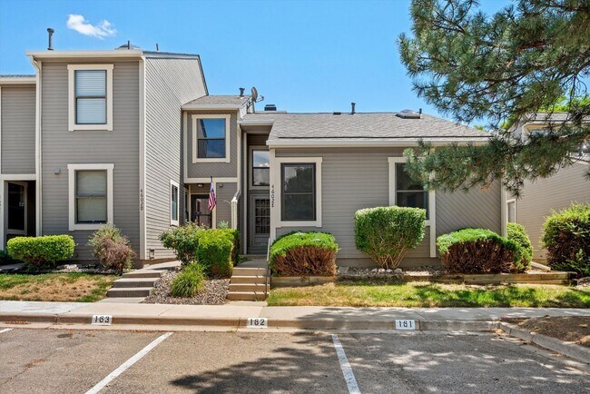 Building Photo - Beautiful 2 Bed, 2 Bath Townhome | Vaulted Ceilings, Private Courtyard & Fireplace