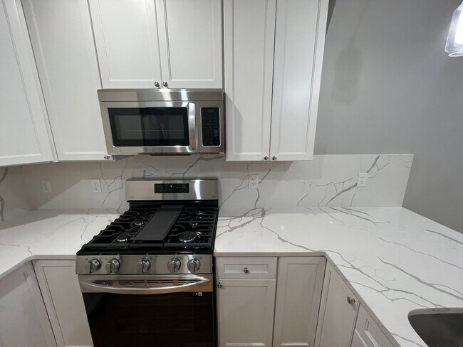 Building Photo - Huge updated 4 bed unit near Union Sq in S...