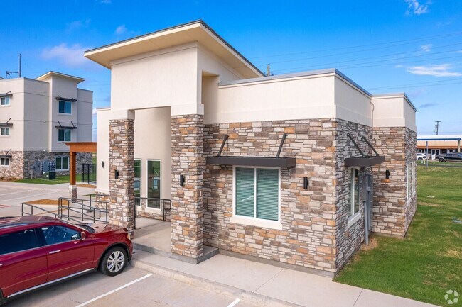 Building Photo - Modern Comfort in the Heart of Ennis