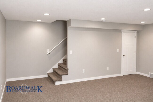 Building Photo - Large Herriman 3 Bed 2 Bath Town Home!