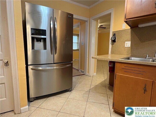 Building Photo - 754 E Washington Ave