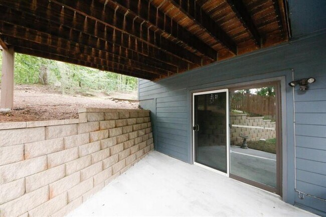 Building Photo - 930 Mountain Top Dr NE