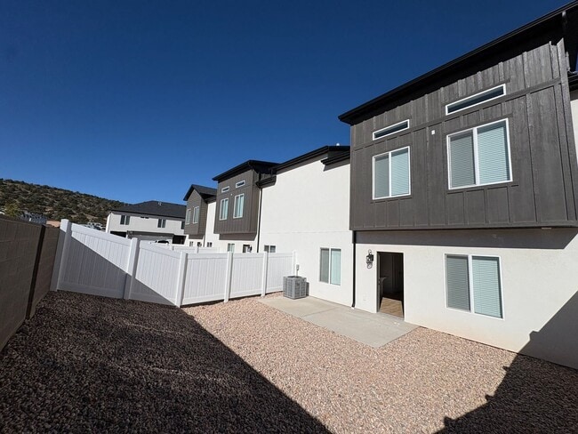 Building Photo - Brand New Home Avalible