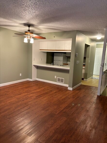 Building Photo - 2037 Burbridge Ln