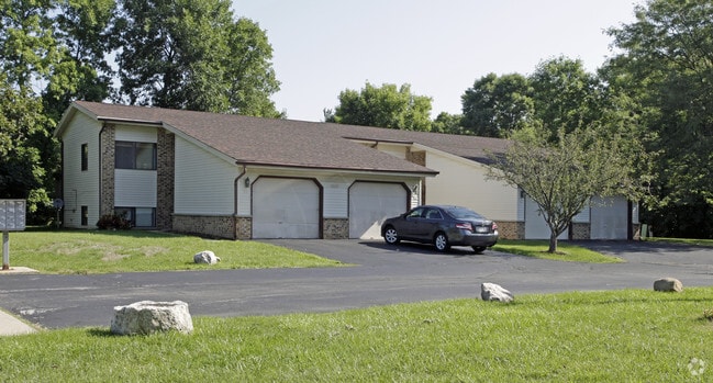 Building Photo - Parkwood Village Townhomes