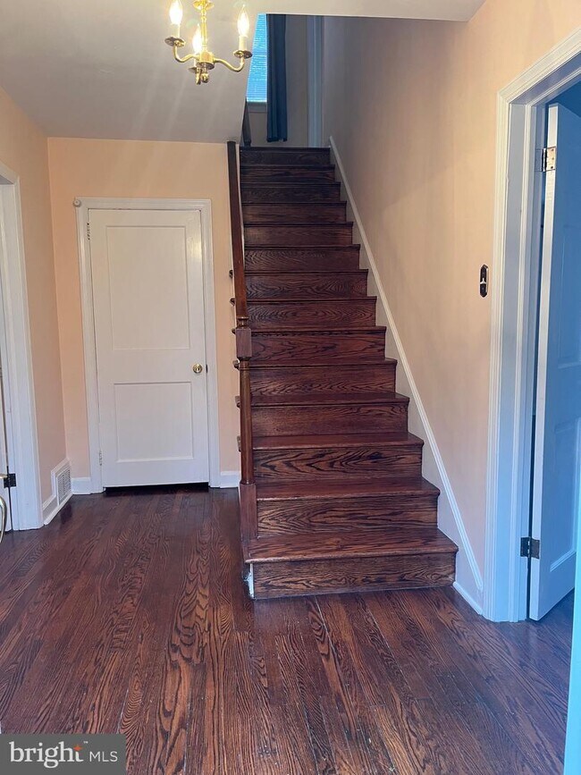 Building Photo - 102 Hillside Cir