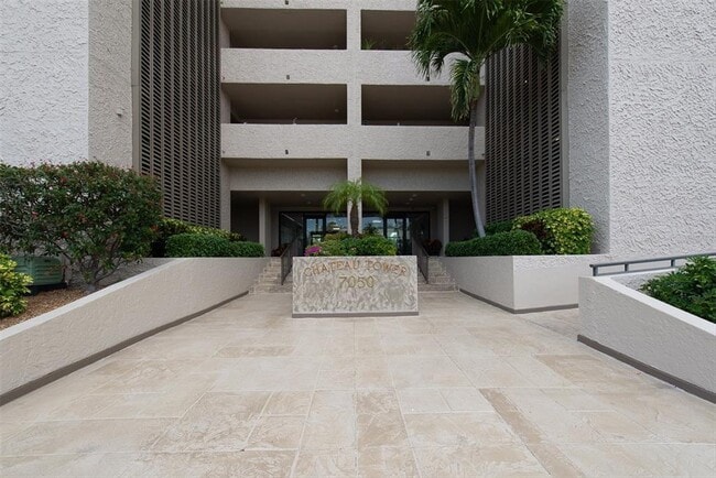 Building Photo - 7050 Sunset Dr S