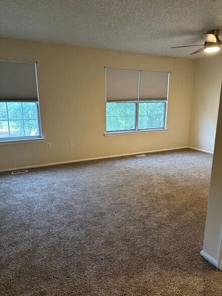 Building Photo - 393 Hadleigh Ln