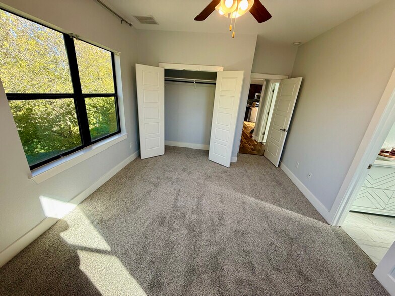 Building Photo - 1501 Lorraine Loop