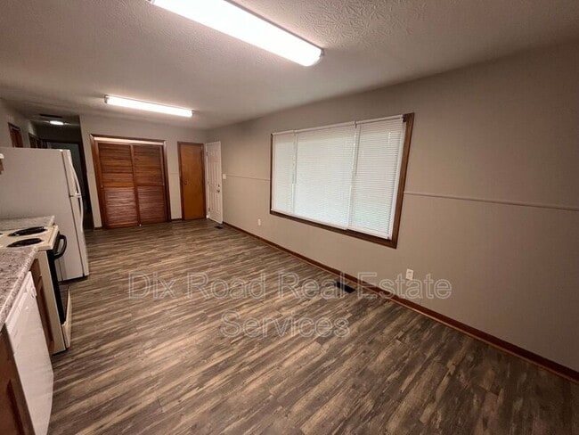Building Photo - 440 W Wenger Rd