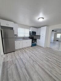 Building Photo - 211 Oakwood Ave