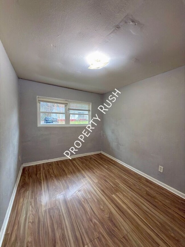 Building Photo - 706 W 47th St