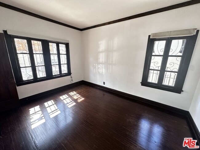 Building Photo - 156 N Kenmore Ave