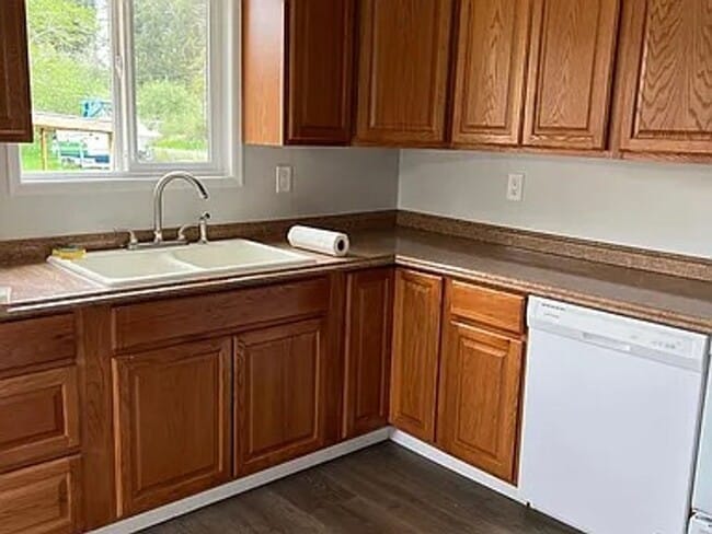 Building Photo - Fenced corner lot centrally located 2 bedroom 1 bath House