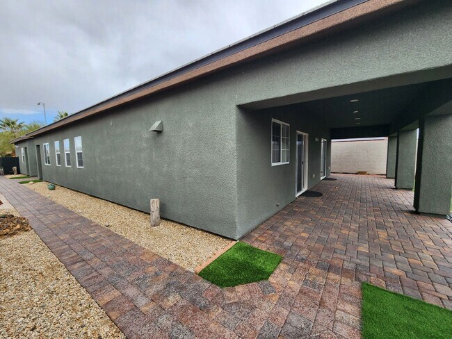 Building Photo - Single Story with Casita