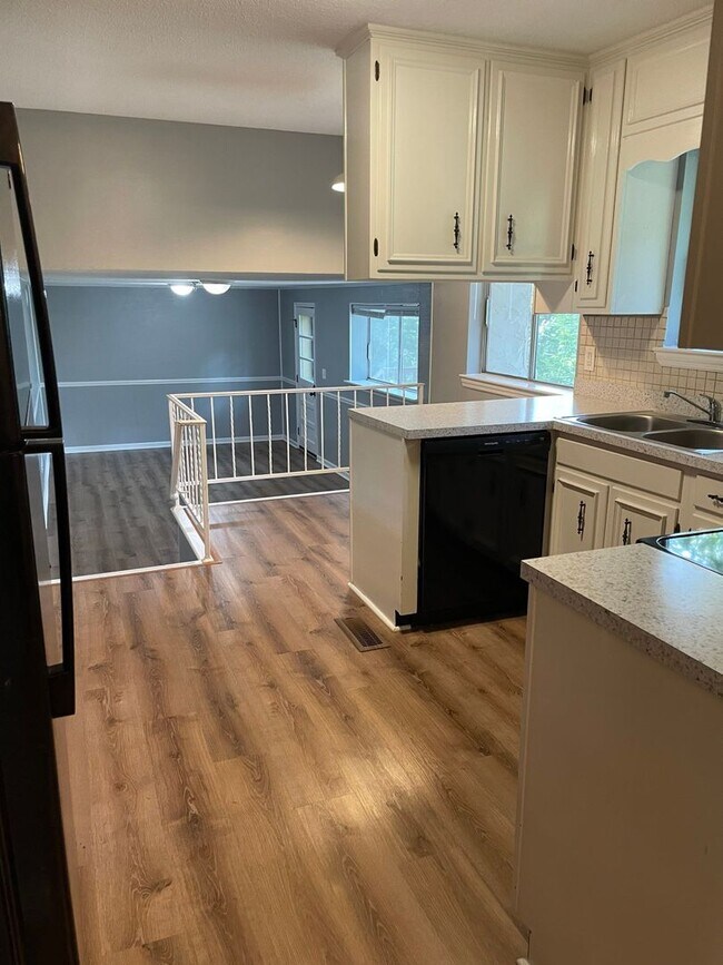 Building Photo - Three Bedroom, Large Lot, Pet Friendly,Hixson! ***Monthly rent $1900.00!***