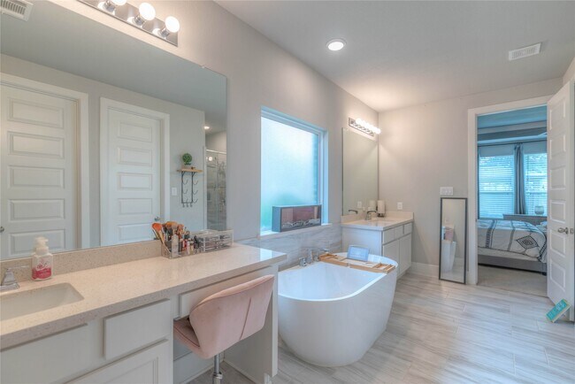 Building Photo - 15006 La Strada Dr