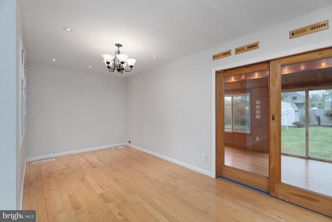 Building Photo - 384 Walnut Ln