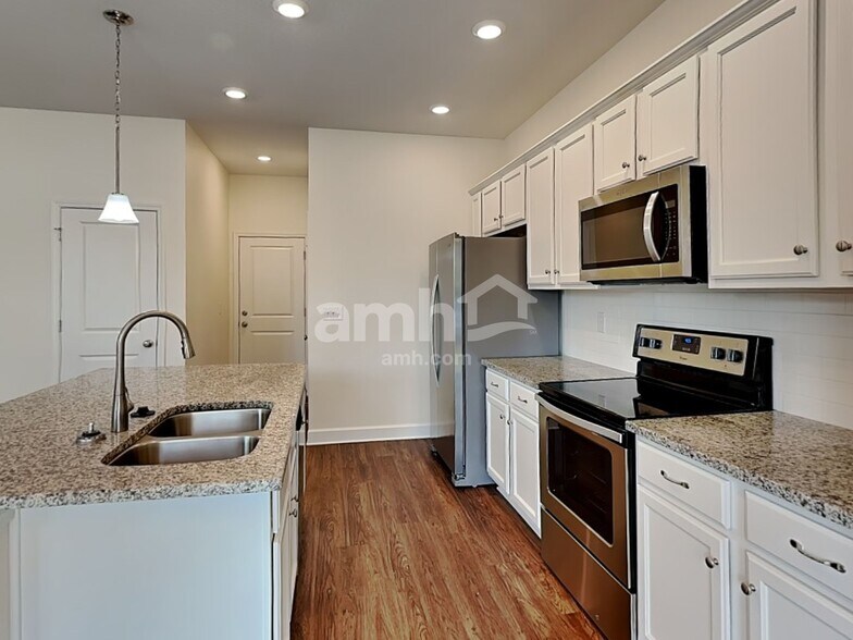 Building Photo - 37655 Dusty Saddle Ln