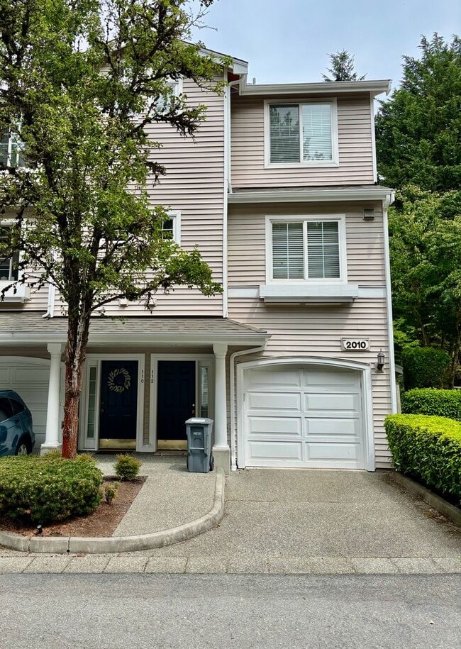 Building Photo - 2 Bed / 2 Bath Bellevue Condo $2,595/mo