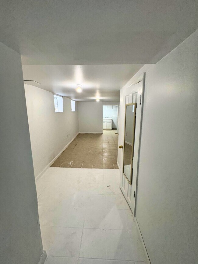 Building Photo - 548 Radnor Ave