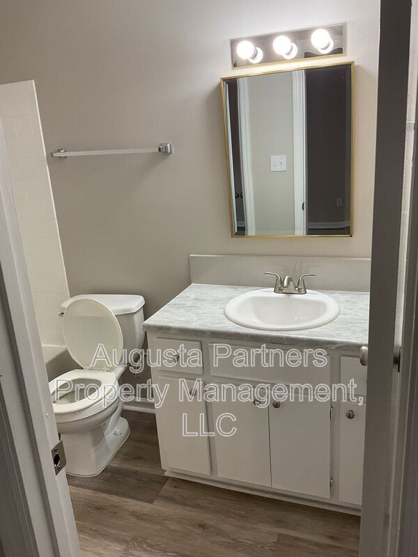 Building Photo - 1546 Hamilton Dr