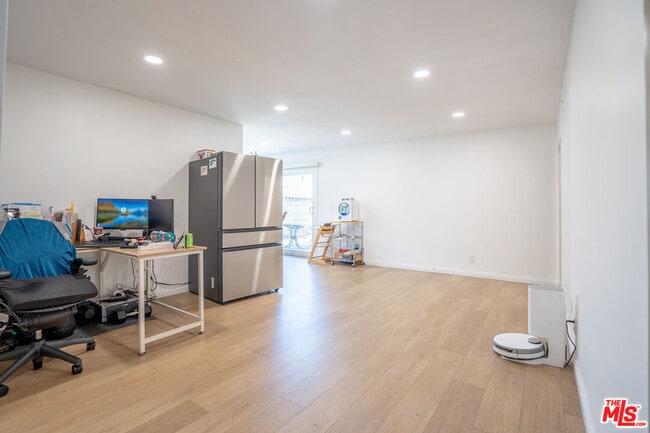 Building Photo - 5533 N Charlotte Ave