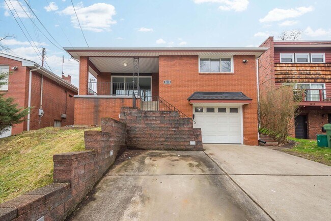Building Photo - Stunning 3 bed, 2 bath home in East Hills available August 1!