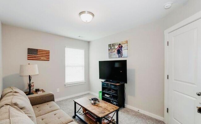 Building Photo - 731 Elmbrook Dr