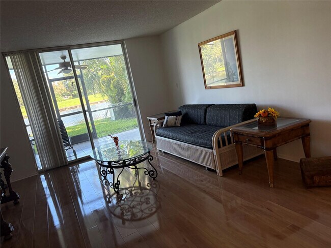 Building Photo - 3750 Inverrary Dr