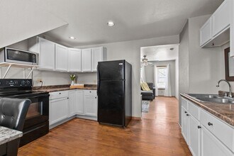 Building Photo - 1412 N Durkee St