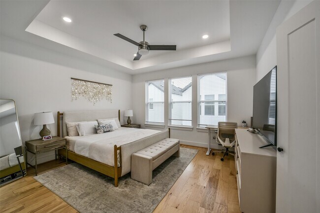 Building Photo - 718 W Donovan St