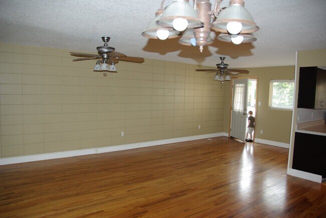 Building Photo - 320 Lakeview St